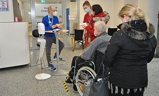 Marc Skubich prüft den Impfstatus und achtet akribisch darauf, dass keiner an ihm vorbeihuscht. - Brüderkrankenhaus St. Josef Paderborn