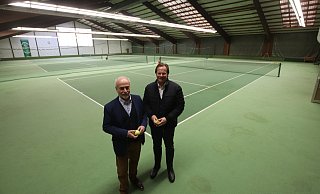 Wilfried Rominsik (l.) und Friedrich Schwagmeier freuen sich, dass der Tennisclub die Halle bald wieder nutzen wird. - Dirk Windmöller