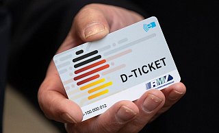 Droht mit dem Aus der Ampel-Regierung auch das Ende des Deutschlandtickets? (Archivbild) - Boris Roessler/dpa