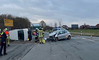 An der Kollision waren zwei Fahrzeuge mit insgesamt fünf Personen beteiligt, wovon drei leicht verletzt wurden. - Polizei