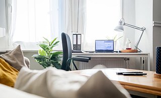 Laptop, Lampe, Bürostuhl: Jede Anschaffung für den Arbeitsplatz daheim kann man in der Steuererklärung geltend machen.  - Christin Klose/dpa