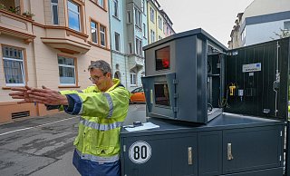 Am 7. Mai feierte Blitzer Bernhard in Bielefeld Premiere. Hier richtet Marcus Roscher vom Ordnungsamt das Lasergerät erstmals an der Ravensberger Straße aus. Nach sechs Monaten registrierte der fleißige Stadtangestellte 20.813 verwertbare Tempoverstöße. Foto: Andreas Zobe - Foto: Andreas Zobe/NW