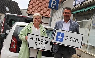 Die Schilder, die Anke Rüsenberg vom Steinheimer Ordnungsamt und Bürgermeister Carsten Torke hier in den Händen halten, sind durch die Neuregelung nun nicht mehr häufig zu finden. - Madita Schellenberg