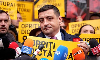 Der Rechtspopulist George Simion von der Partei AUR gilt als Favorit bei der Präsidentenwahl in Rumänien. (Archivbild) - Andreea Alexandru/AP/dpa