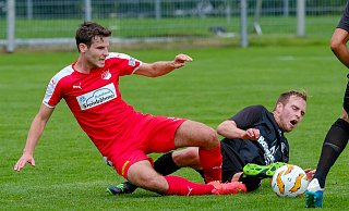 An mangelndem Einsatz lag es nicht: Theesens Verteidiger Dennis Meier (l.) im Kampf um den Ball. Foto: Andreas Zobe - Foto: Andreas Zobe/NW