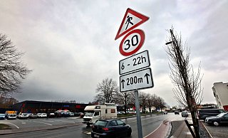 Seit zwei Jahren missachten auf der Babenhauser Straße Tausende Autofahrer das neue Tempolimit auf Höhe der beiden Supermärkte. Die Stadt hat darauf lediglich mit dem regelmäßigen Aufstellen ihrer mobilen Blitzer reagiert. Nun soll eine weitere Lösung die Situation entspannen. - Sarah Jonek