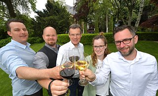 Christian Barkusky (Parkhotel, v.l.), Janik Schenke, Reiner Schenke (beide Schenke Delikatessen), Ann Kristin Karenfort und Christopher Daume-Karenfort (beide Gütersloher Brauhaus) stoßen auf den "28. Gütersloher Weinmarkt" an. - Jens Dünhölter