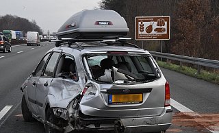 Die Beamten sperrten während der Rettungs- und Bergungsarbeiten den rechten und mittleren Fahrstreifen für rund 90 Minuten. - Andreas Eickhoff