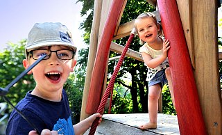 Profis im Testen: Levi (4) und seine Schwester Thea (2) waren zufällig auf der Promenadeund sofort bereit, alle Geräte durchzugehen. Besonders gut kam beimTechniker Levi der Kletterturm an, an dessen Seite man mit einem AufzugSand fördern kann. (Die Kette ist ganz klein im Hintergrund zu sehen.) - Andreas Frücht