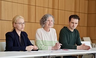 Miriam Welz (SPD, v.l.), Astrid Lehmann (Linke) und Dominic Hallau (Grüne) erklärten schon am Vortag zur Sondersitzung des Rates, warum sie definitiv trotz 96 fehlender Plätze keine Mehrklassen an Realschulen einrichten wollen. - Peter Unger