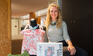 Juliana Martejevs verkauft Boxen mit nachhaltiger Mode zum Selbernähen. Ihre DIY-Mode gibt es während der Ausstellung "Look!" auch im Marta-Shop. - Ralf Bittner