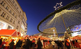 Geradlinige, rote Häuschen mit einem funkelnden Lichterhimmel schmücken den Bielefelder Jahnplatz. - Susanne Freitag