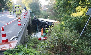 Der Lkw kam von der Brücke ab und stürzte ins Flussbett der Lippe. - Feuerwehr Delbrück