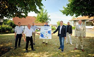 Werden zukünftig gemeinsames Tourismusmarketing betreiben: Björn Horstmeier (v. l., Espelkamp, stellvertretend für Heinrich Vieker), Michael Schweiß (Hille), Frank Haberbosch (Lübbecke), Kai Abruszat (Stemwede), Bernd Rührup (Hüllhorst), Dr. Bert Honsel (Rahden) und Marko Steiner (Pr. Oldendorf). - Tourismusverband Sieben e.V.