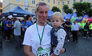 Schnellste unter den Frauen: Henrike Vinghaus trägt ihre Medaille und Söhnchen Paul auf dem Arm. - Lena Kley