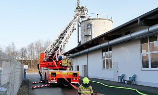 Beim Einsatz im holzverarbeitenden Betrieb im Gewerbegebiet Fohling kommt auch eine Drehleiter zum Einsatz. - Ralph Meyer