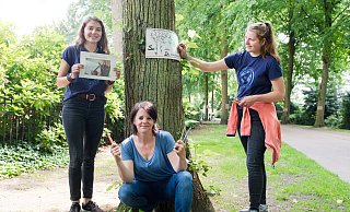 Phöbe Schröder (v. l.), Svenja Winkler und Julie Mettenbrink von Fridays for Future und Parents for Future rufen Kinder und Jugendliche zu einem Malwettbewerb auf. - Ralf Bittner