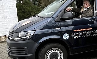 Fahrer Achim Helms am Steuer des gestohlenen und in Verl aufgetauchten Bullis des Gütersloher Knabenchores. - Matthias Gans