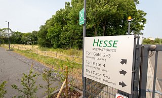 Für die Erweiterung will Hesse Mechatronics einige Bäume neben dem Paderborner Firmenstandort roden. Daran gibt es Kritik. - Niklas Tüns (Archivfoto)
