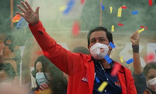 Liegt in einer ersten Prognose vorn: Präsidentschaftskandidat Andres Arauz. - Foto: Dolores Ochoa/AP/dpa