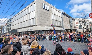 Viel los ist an diesem Sonntag auch in der Bahnhofstraße vor Karstadt. - Felix Brenneke