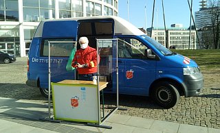 Michael Geymeier hält mit seinem Kältemobil derzeit oft an der "Tüte", um die Menschen dort mit Essen und Getränken zu versorgen. - Heilsarmee Bielefeld