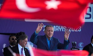 Der türkische Präsident Erdogan ist nach 20 Jahren an der Macht für weitere fünf Jahre im Amt bestätigt worden. - Khalil Hamra/AP