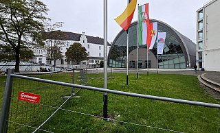 Noch Bauzaun – und jetzt folgt bald der echte Zaun, der zwischen Tüte und Stadthalle eine trennende Wirkung haben soll. - Kurt Ehmke