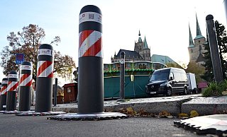 Die deutschen Weihnachtsmärkte werden wie hier in Erfurt mit Pollern und anderen Sperren gesichert. - Martin Schutt/dpa