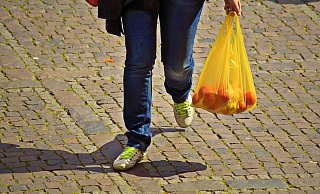 Wenn viele Kunden nach Lebensmitteln ohne Plastikverpackung fragen und eigene Behälter mitbringen, muss sich der Handel auf die Wünsche einstellen, sagt die ASP-Expertin. - Pixabay