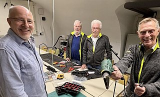 Zur Reparier-Bar gehören (v. l.) Ansgar Bahne, Harald Kuhnigk, Werner Suermann und Karl-Heinz Baumhögger. Reparieren werden auch Konrad Lüke und Axel Herrmann. - Jens Reddeker