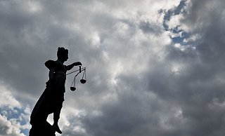Vor Gericht lässt sich der Porschefahrer nicht identifzieren. - picture alliance / dpa
