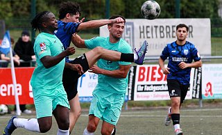 Voller Einsatz im Spiel FC Bad Oeynhausen gegen den SV Avenwedde. - Büchel