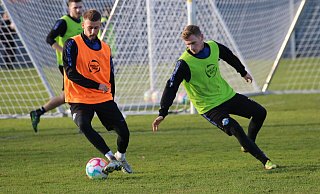 SCP-Mittelfeldspieler Sebastian Klaas (l.), hier im Duell gegen Jonas Carls, nahm am Dienstag erstmals seit 193 Tagen wieder am Mannschaftstraining teil. - Frank Beineke