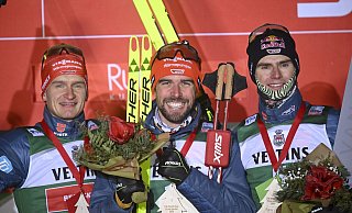 Julian Schmid (l), Johannes Rydzek (M) und Vinzenz Geiger sorgten in Finnland für ein deutsches Podest in der Norischen Kombination. - Markku Ulander/Lehtikuva/dpa