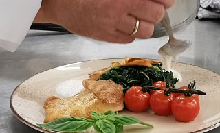 Die schaumige Rieslingsauce hat eine zart fischige Note. Die Kartoffelschuppen auf der Forelle sind knusprig. - Anke Groenewold