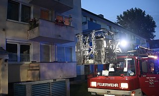 Die Feuerwehr musste am frühen Dienstagmorgen zum Rudolstädter Weg ausrücken. Hier war in einer Wohnung Feuer ausgebrochen. - Andreas Eickhoff