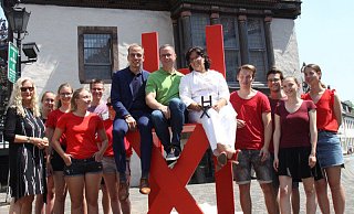 Studierende der technischen Hochschule OWL mit ihrer Professorin Petra Rau (l.) haben das Konzept entwickelt, Baudezernentin Claudia Koch hat sich für den Standort am historischen Rathaus entschieden. - Hermann Ludwig