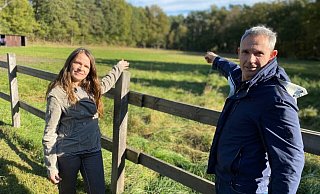 Margrit und Klaus-Dieter Dorn aus Gütersloh möchten auf vier Privatgrundstücken rund um die Herzebrocker Straße die Jagd offiziell verbieten lassen. Eine der Flächen wird zum größten Teil als Pferdekoppel genutzt. - Christian Bröder Margrit und Klaus-Dieter Dorn aus Gütersloh möchten auf vier Privatgrundstücken rund um die Herzebrocker Straße die Jagd offiziell verbieten lassen. Eine der Flächen wird zum größten Teil als Pferdekoppel genutzt. - Christian Bröder