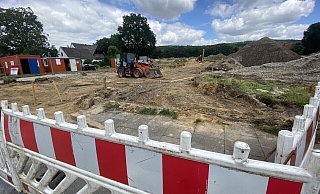 Während südlich der Amshausener Straße die ersten fertigen Häuser stehen, haben vor wenigen Tagen die Erschließungsarbeiten für das Neubaugebiet nördlich der Amshausener Straße begonnen. - Frank Jasper
