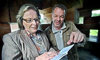Jetzt wird’s ernst: Rosemarie Gosemärker wirft einen prüfenden Blick auf das Notizheft (Auszug siehe unten) und die Schrift von NW-Kulturchef Stefan Brams.  Foto: Sarah Jonek - Sarah Jonek