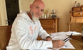 Stefan Brahmhoff kämpft seit Januar darum, dass sein Sohn ein Jahr zurückgehen kann. Die Auseinandersetzungen mit Behörden und Schulen haben eine Menge Schriftverkehr erzeugt. - Heiko Kaiser