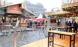 Viele Tische auf dem Weihnachtsmarkt bleiben unbesetzt. - Julia Lichtnecker