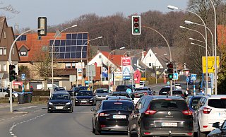 Ein typisches Bild in Asemissen: viel Durchgangsverkehr auf der Hauptstraße. Für den Ortskern soll es nun Unterstützung bei Projekten geben, die helfen, den Ortskern aufzuhübschen und die Aufenthaltsqualität zu verbessern. - Martin Düsterberg