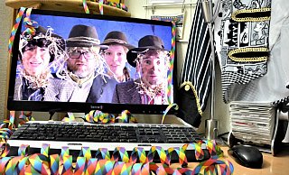Mitglieder des Stukenbrocker Pfarrkarnevals singen zum guten Schluss des etwa zweistündigen Programms in wechselnder Verkleidung die "Pandemian Rhapsody". - Karin Prignitz