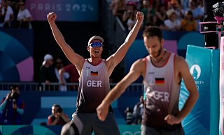 Im Finale treffen die Deutschen Nils Ehlers (l) und Clemens Wickler auf den großen Favoriten. - Robert F. Bukaty/AP