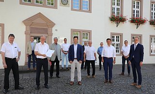 Stehen für das Nein zur derzeitigen Planung: Die Rathauschefs und ranghohen Vertreter der Kommunen im Kreis Höxter. - Simone Flörke