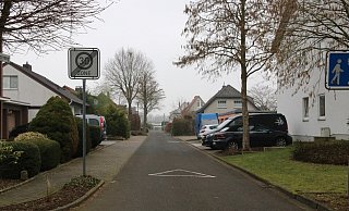 Der Tatort: in dieser Straße brachen die beiden Täter in ein Einfamilienhaus ein. Nachbarn informierten die Polizei. - Claus Frickemeier