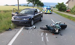 Der Motorradfahrer wurde bei der heftigen Kollision in Steinheim schwer verletzt. - Polizei Höxter
