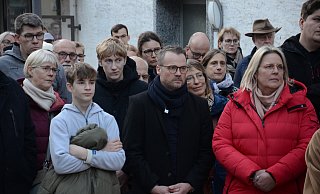 Lübbeckes neuer Bürgermeister Philipp Knappmeyer nahm am Weg der Erinnerung teil und war beeindruckt von der großen Zahl der Teilnehmerinnen und Teilnehmer und vom Engagement der Jugendlichen. - Joern Spreen-Ledebur